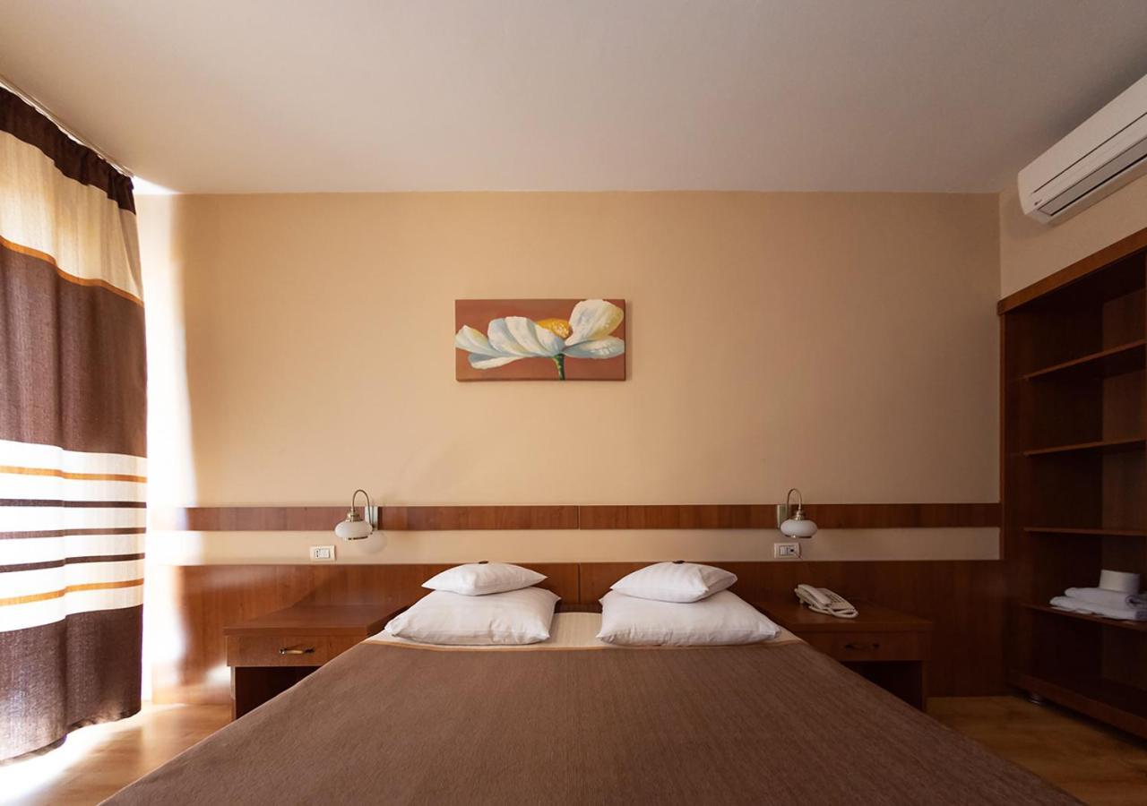 Hotel Crisana Αράντ Εξωτερικό φωτογραφία